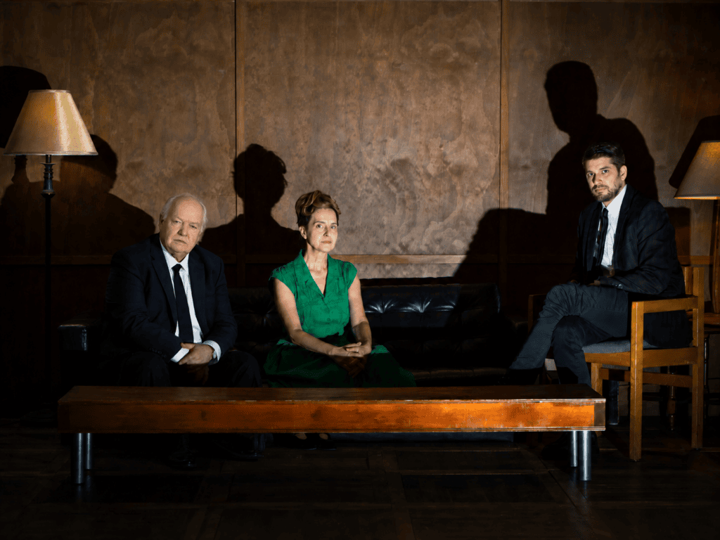 Image-Trio-Hitch France Parent : Alma Reville Mikhaïl Ahooja : François Truffaut Vincent Bilodeau : Alfred Hitchcock incarnant Hitchcock, Alma Reville et Truffaut sur scène dans « HITCH »