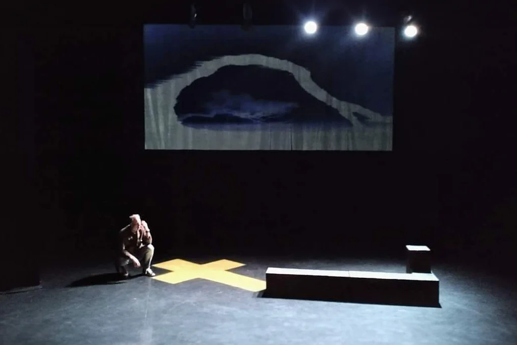 Ambiance dramatique sur la scène du Théâtre pour "Sur le bord".