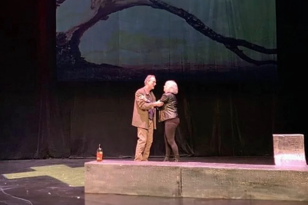 Une scène de confrontation entre Lara et Adrien dans "Sur le bord".