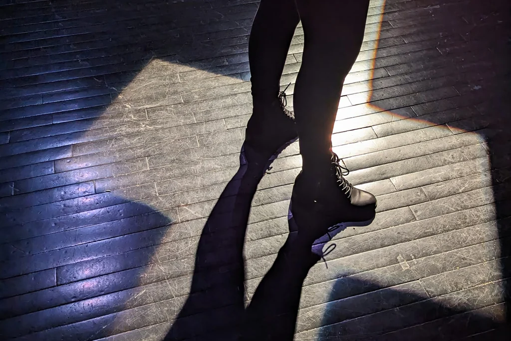 Jeu d'ombres sur la scène du Théâtre dans "Sur le bord".