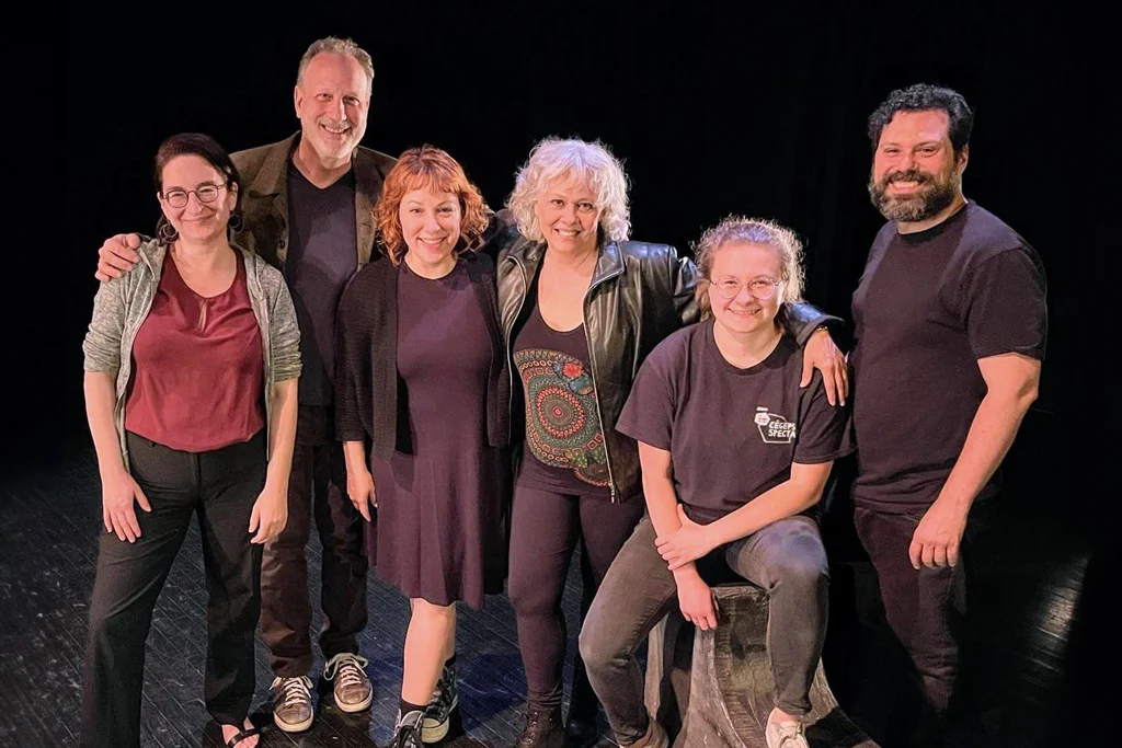 L'équipe de production du Théâtre Globe Bulle Rouge.