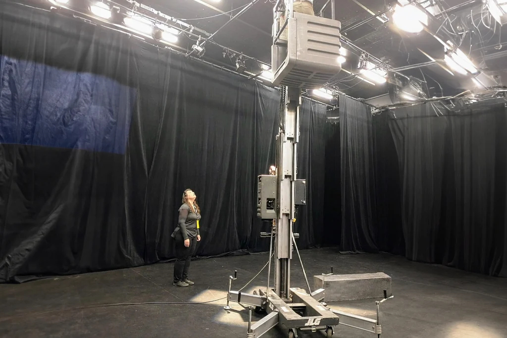 Préparation de l'éclairage au théâtre pour la pièce « Sur le bord ».