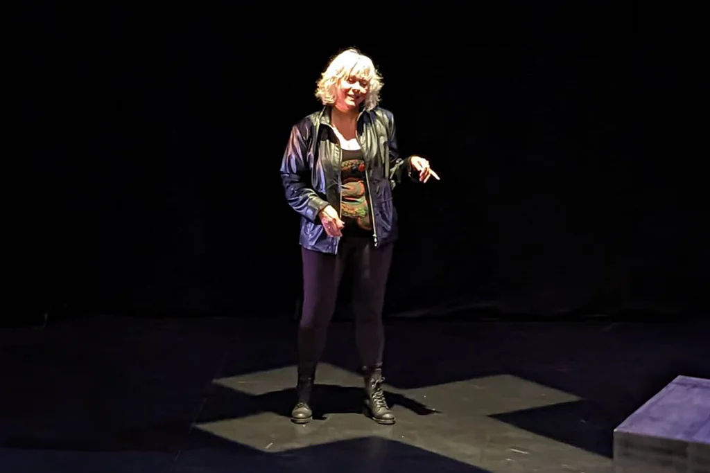 Mireille Jodoin interprète un monologue poignant dans "Sur le bord".