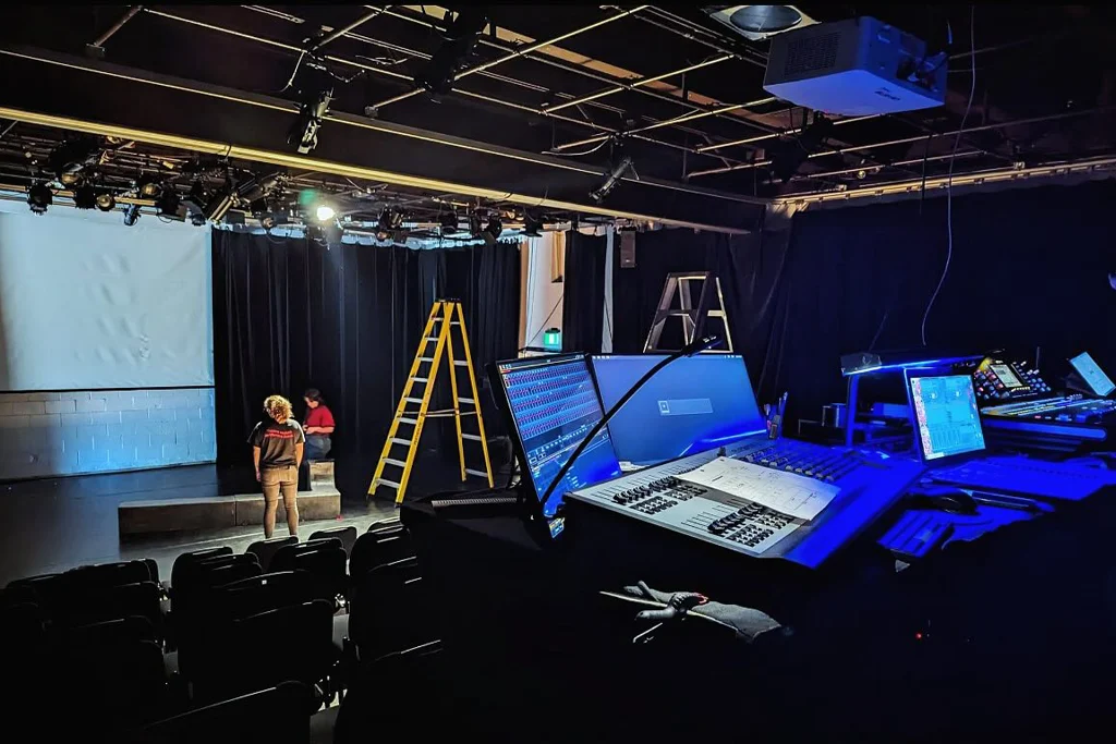 Installation de l'équipement technique au théâtre pour la pièce « Sur le bord ».