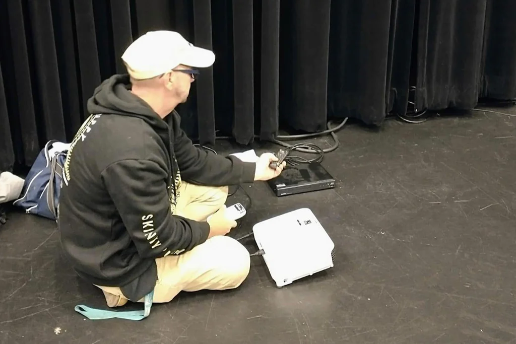 Préparation technique avant le spectacle « Sur le bord ».