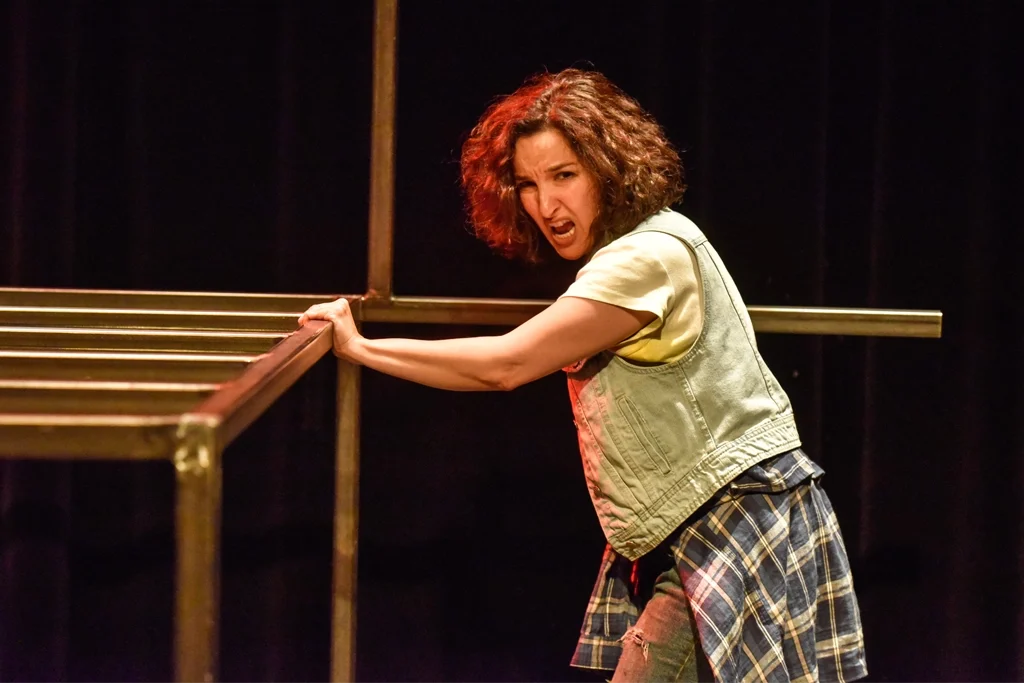 Comédienne en pleine expression de colère et de force.