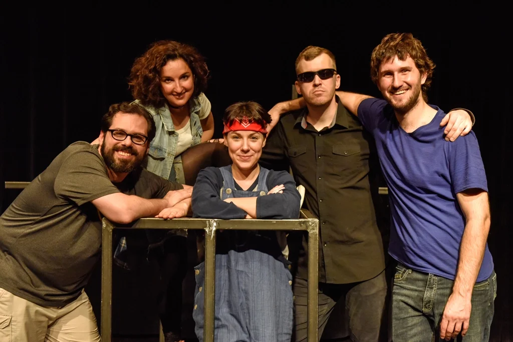 Portrait de groupe des acteurs de "Trouver l’eau si belle".