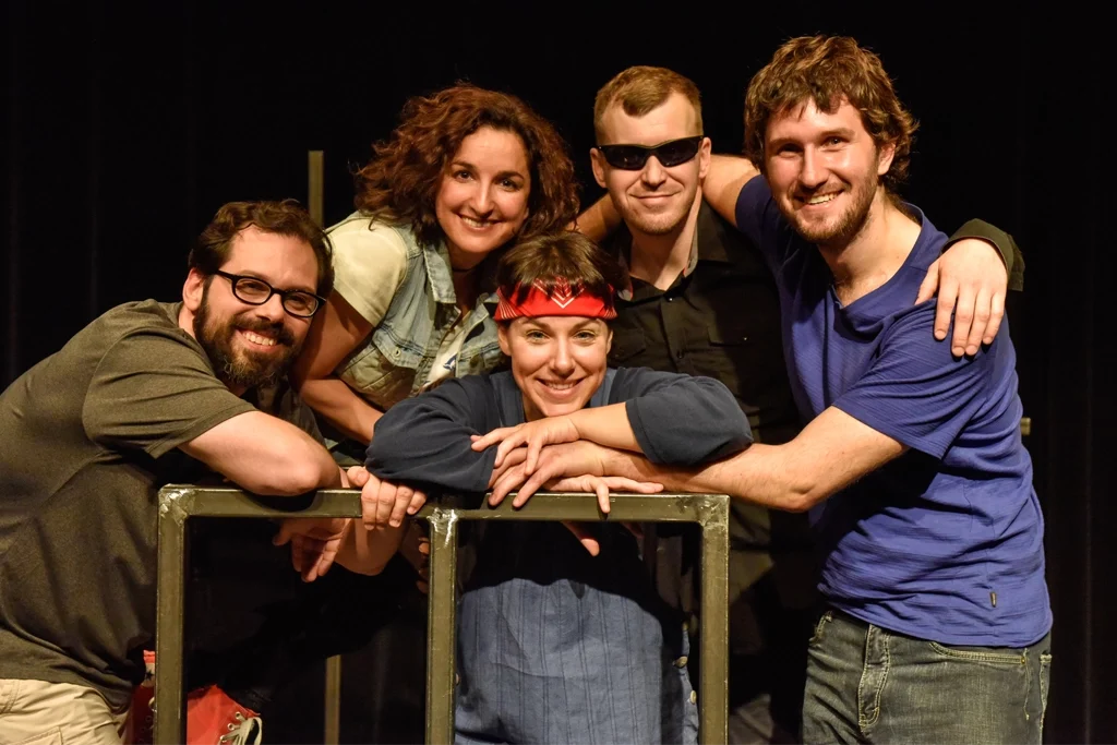 Dernière pose collective des comédiens sur scène.